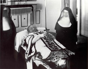 Father_Damien_on_his_funeral_bier_with_Mother_Marianne_Cope_by_his_side